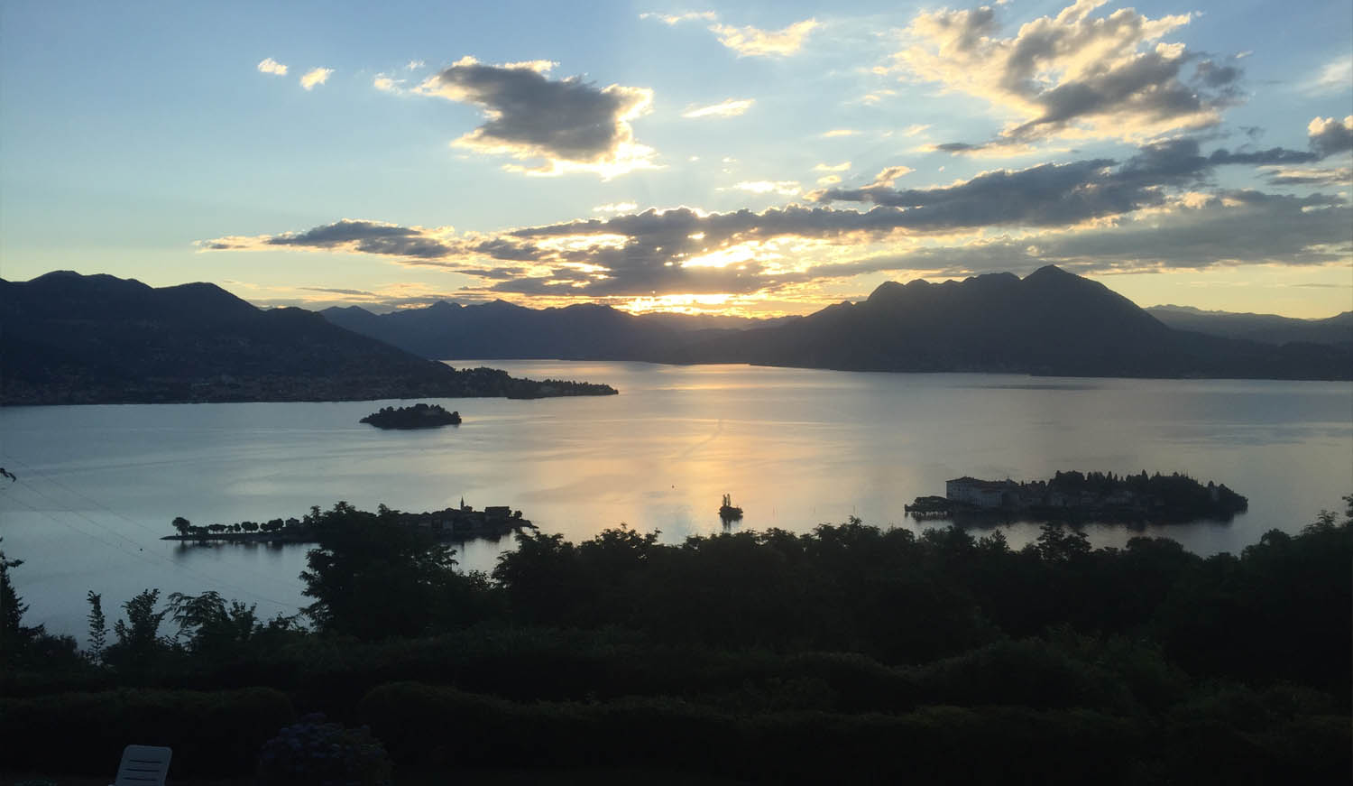 Vista lago al tramonto